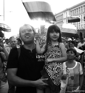 Father&Girl-protest-red-b@w-310713